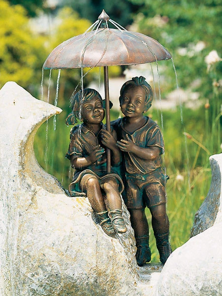 Bronzefigur Regenschirm-Kapriolen (Art.Nr. 88376) 3 Bronzefigur Regenschirm-Kapriolen (Art.Nr. 88376)