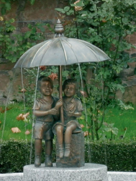 Bronzefigur Schirmpärchen Midi Mit Bronzesockel (Art.Nr. 88486) 3 Bronzefigur Schirmpärchen Midi Mit Bronzesockel (Art.Nr. 88486)